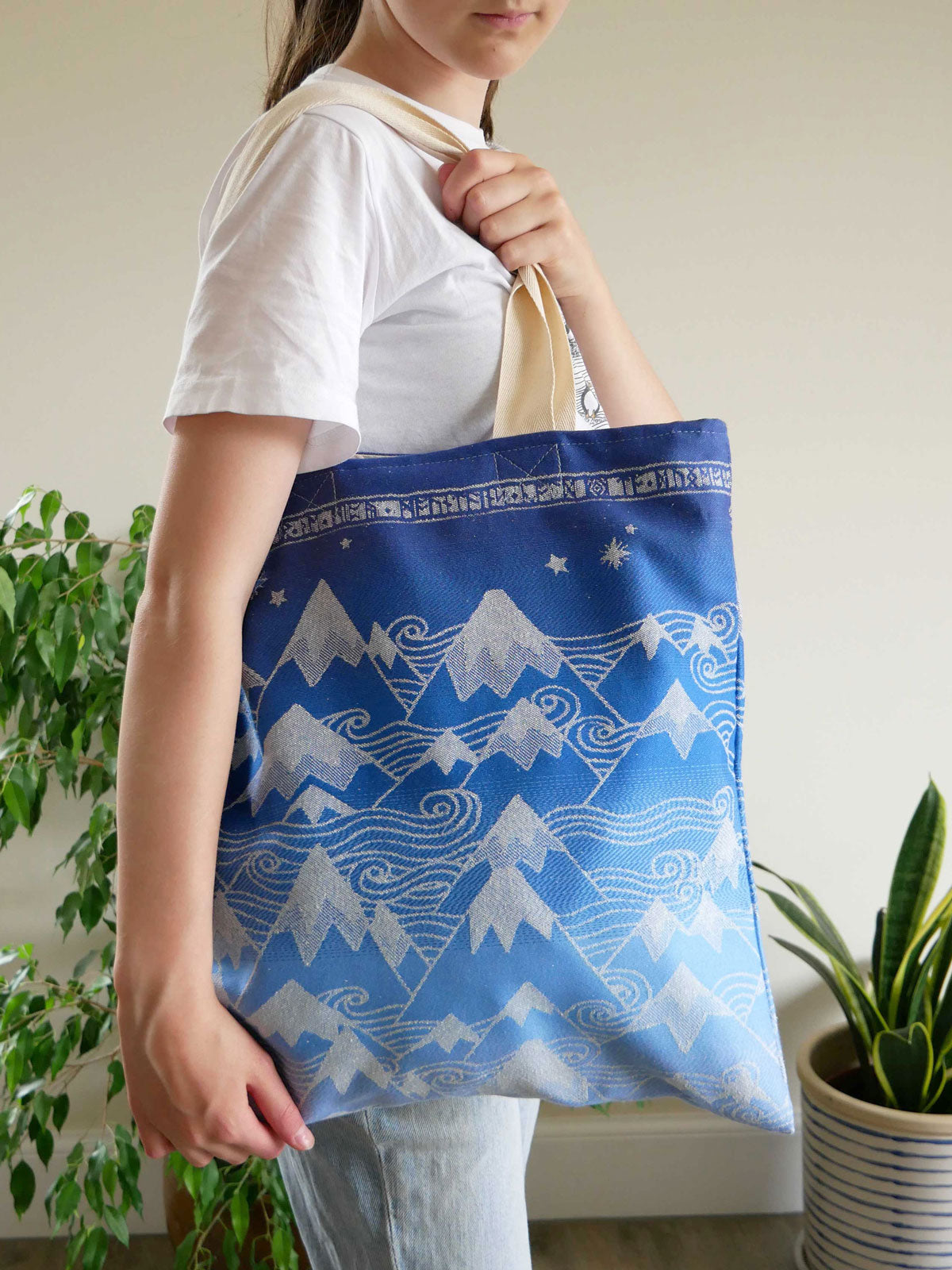 Misty Mountains – Tragetasche aus Jacquard